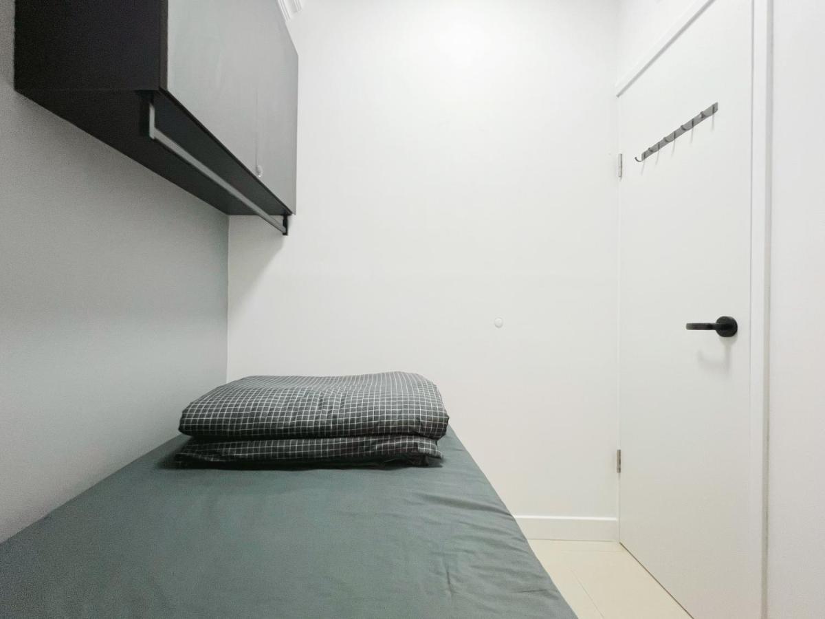Student - 26 Man Yuen Street Hostel *